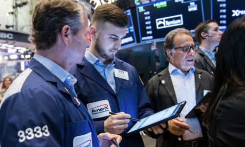 Dow Jones tăng 9 phiên liên tiếp, giá dầu giữ đà đi lên vì tin từ Biển Đỏ