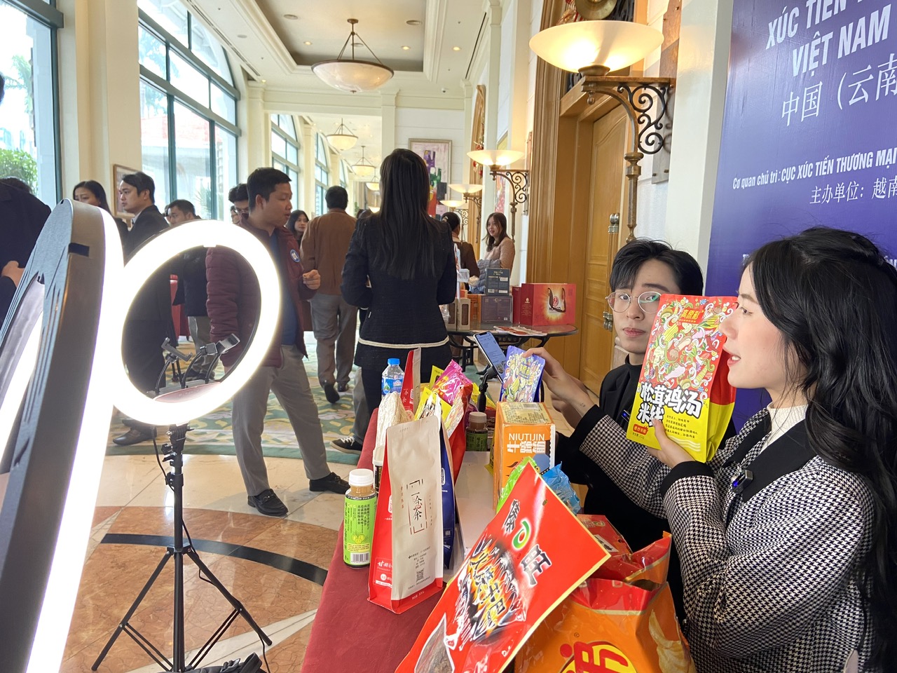 Doanh nghiệp V&acirc;n Nam&nbsp;livestream tiktok tại ngay b&ecirc;n ngo&agrave;i hội nghị.