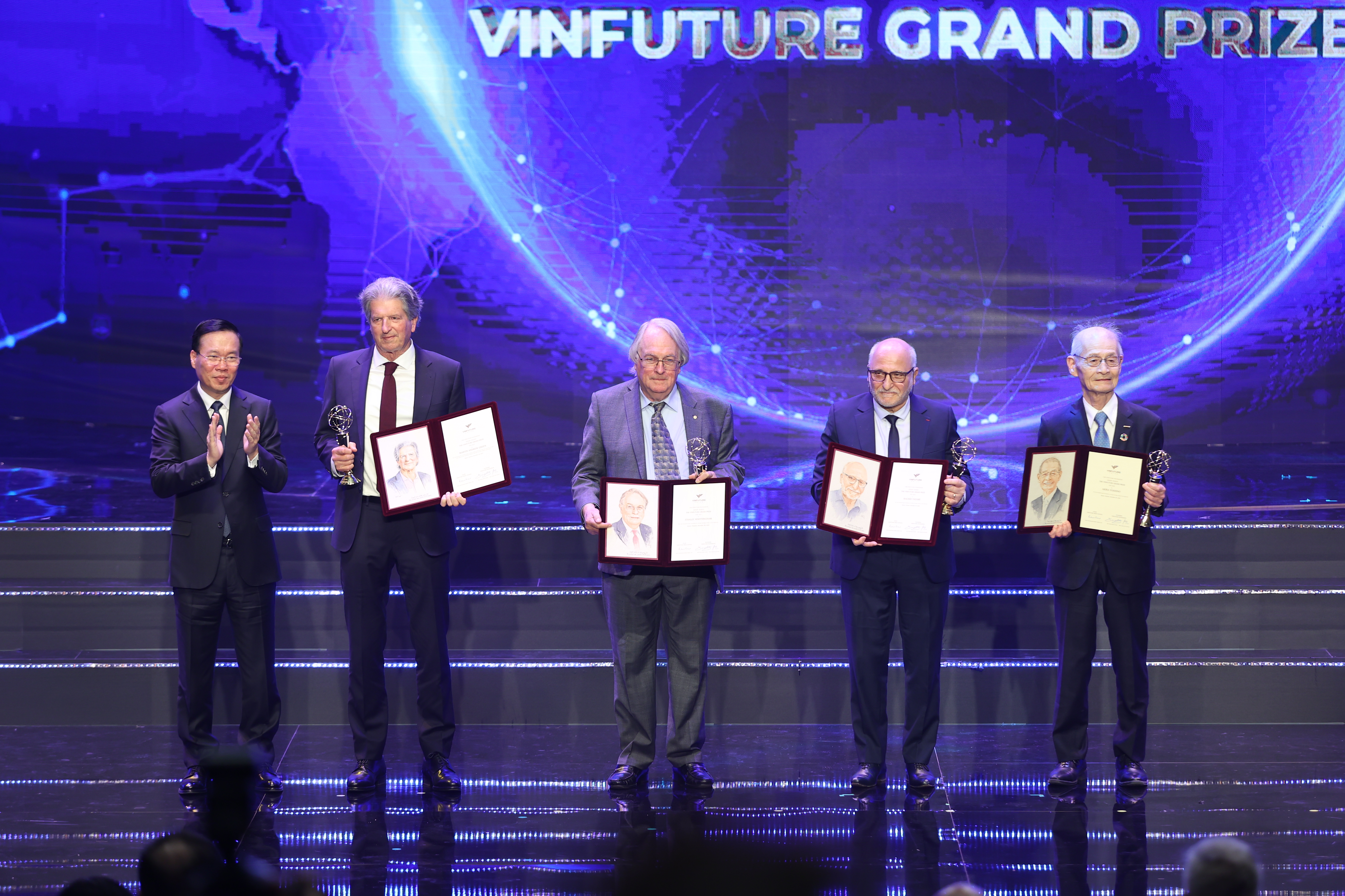 Chủ tịch nước Võ Văn Thưởng trao giải thưởng Chính VinFuture 2023 cho 4 nhà khoa học: GS. Martin Andrew Green (Úc), GS. Stanley Whittingham (Mỹ), GS. Rachid Yazami (Ma-rốc), GS. Akira Yoshino (Nhật Bản).