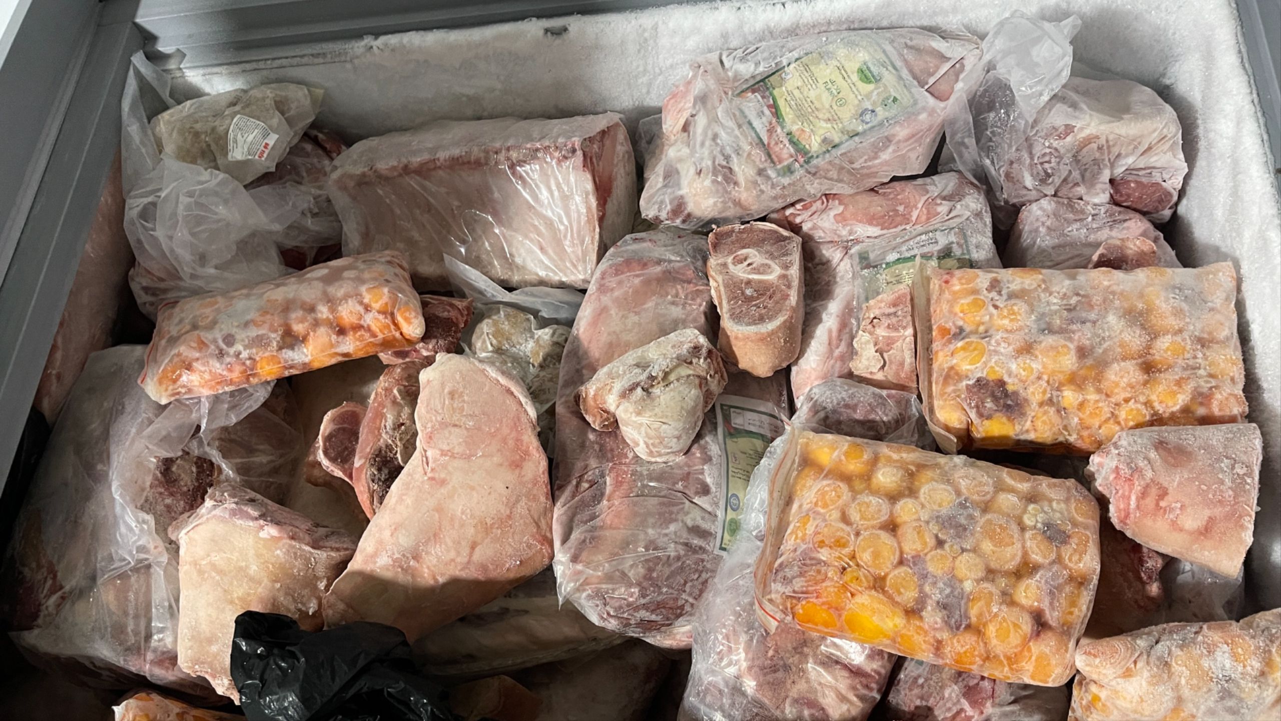 Lực lượng chức năng tỉnh Thừa Thiên Huế phát hiện hơn 1 tấn thịt động vật không rõ nguồn gốc. Ảnh: TH