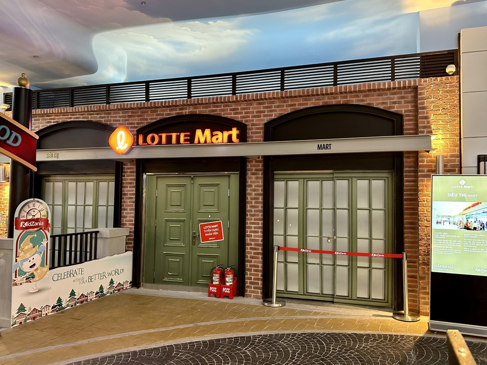 Siêu thị LOTTE MART mô phỏng theo tỉ lệ 2/3 so với thế giới thực (photo: KidZania).