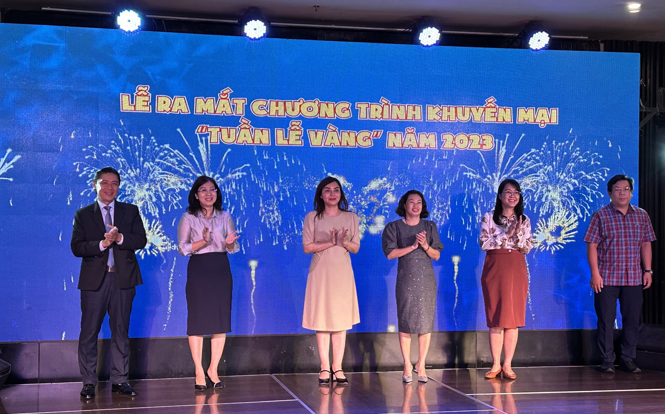 Tối 20/12, UBND Quận 4 đã kích hoạt khởi động chương trình khuyến mại “Tuần lễ Vàng” năm 2023.