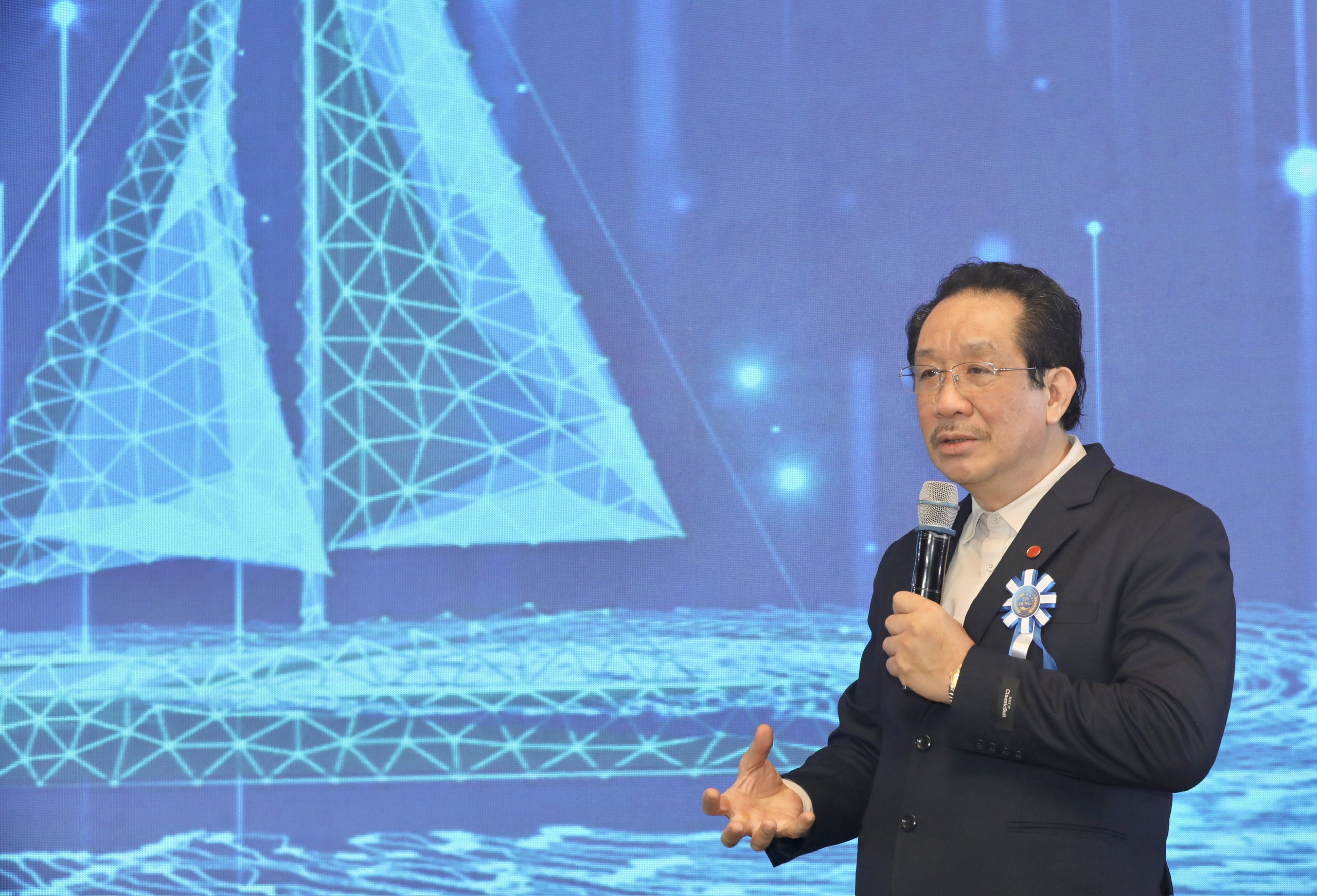 Rạng Đông tạo ra các nguồn sáng phục vụ cho đánh bắt thủy hải sản xa bờ.