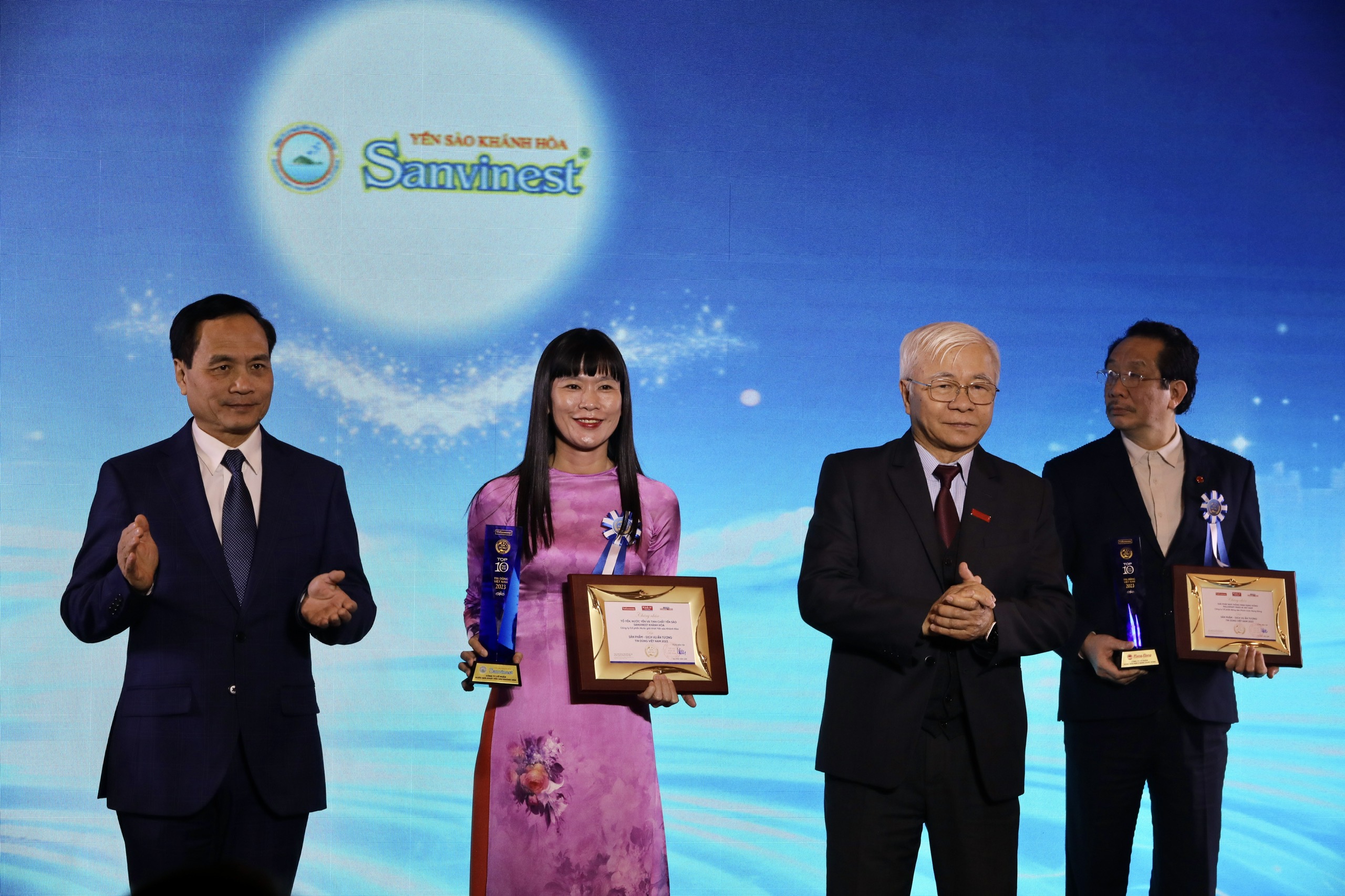 Đại diện Công ty cổ phần Nước giải khát Yến Sào Khánh Hòa. Ảnh: Việt Dũng.