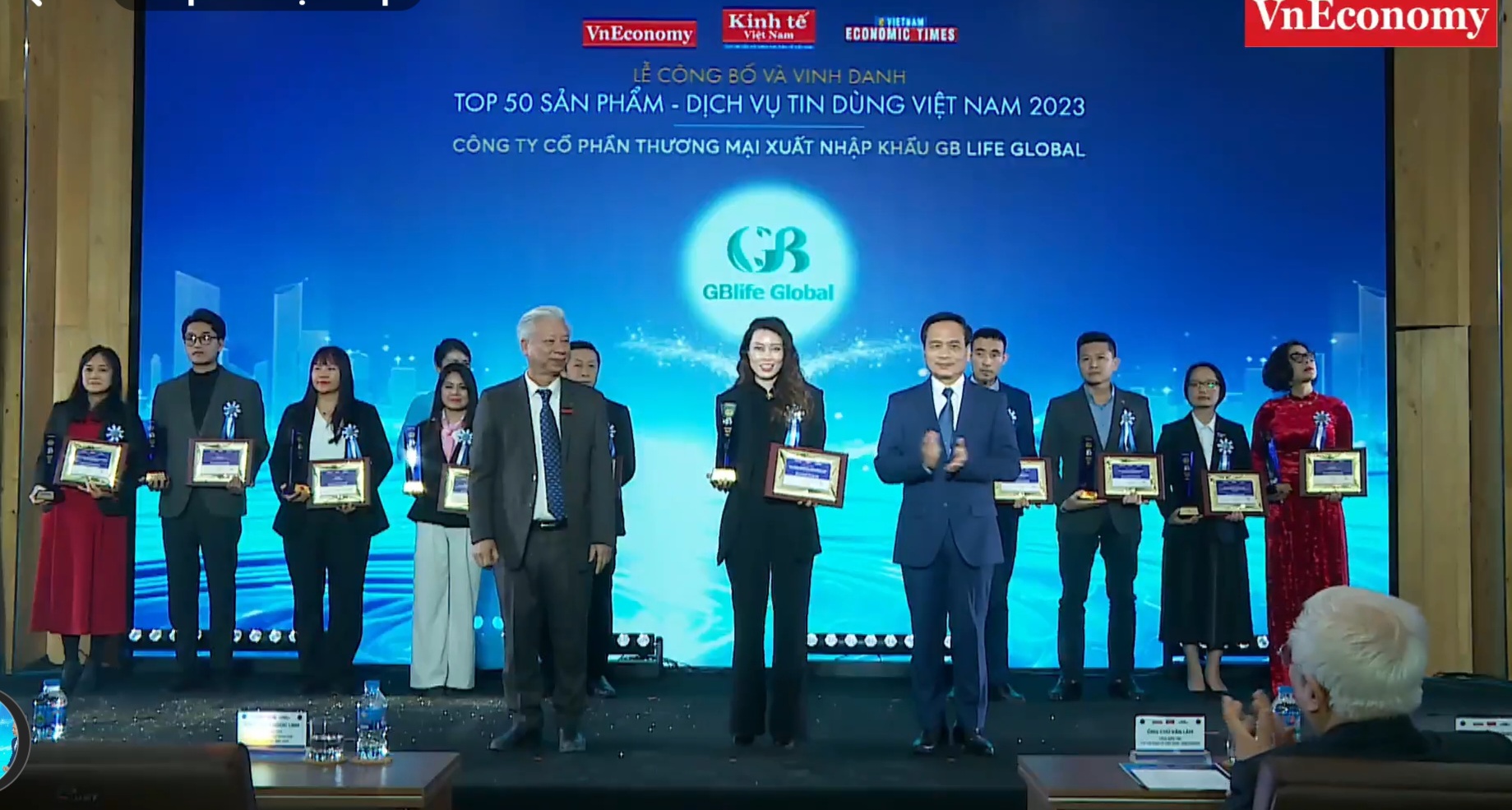 Top 10 sản phẩm, dịch vụ ngành Nông sản, Thực phẩm, Đồ uống gồm: Sữa tươi tiệt trùng Vinamilk Green Farm/Công ty Cổ phần Sữa Việt Nam; Meatdell/Công ty Cổ phần Masan Meatlife; Gạo A An/Công ty Cổ phần Tập đoàn Tân Long; Bộ sản phẩm TH true FOOD bếp Việt/Tập đoàn TH; Sản phẩm Gà rán/McDonald's Việt Nam; Xúc xích thịt heo Bragenwurst/Công ty Cổ phần Daesang Đức Việt; Sản phẩm nguyên liệu: Quế điếu thuốc và hoa hồi nguyên cánh/Công ty Cổ phần sản xuất và xuất khẩu quế hồi Việt Nam (VINA SAMEX., JSC); Chè tôm nõn Tân Cương/Hợp tác xã Chè Hảo Đạt; Xúc xích Phô mai/Công ty TNHH LC Foods; Thực phẩm bổ sung Goldbest Beauty Nut/Công ty Cổ phần Thương mại xuất nhập khẩu GB Life Global.