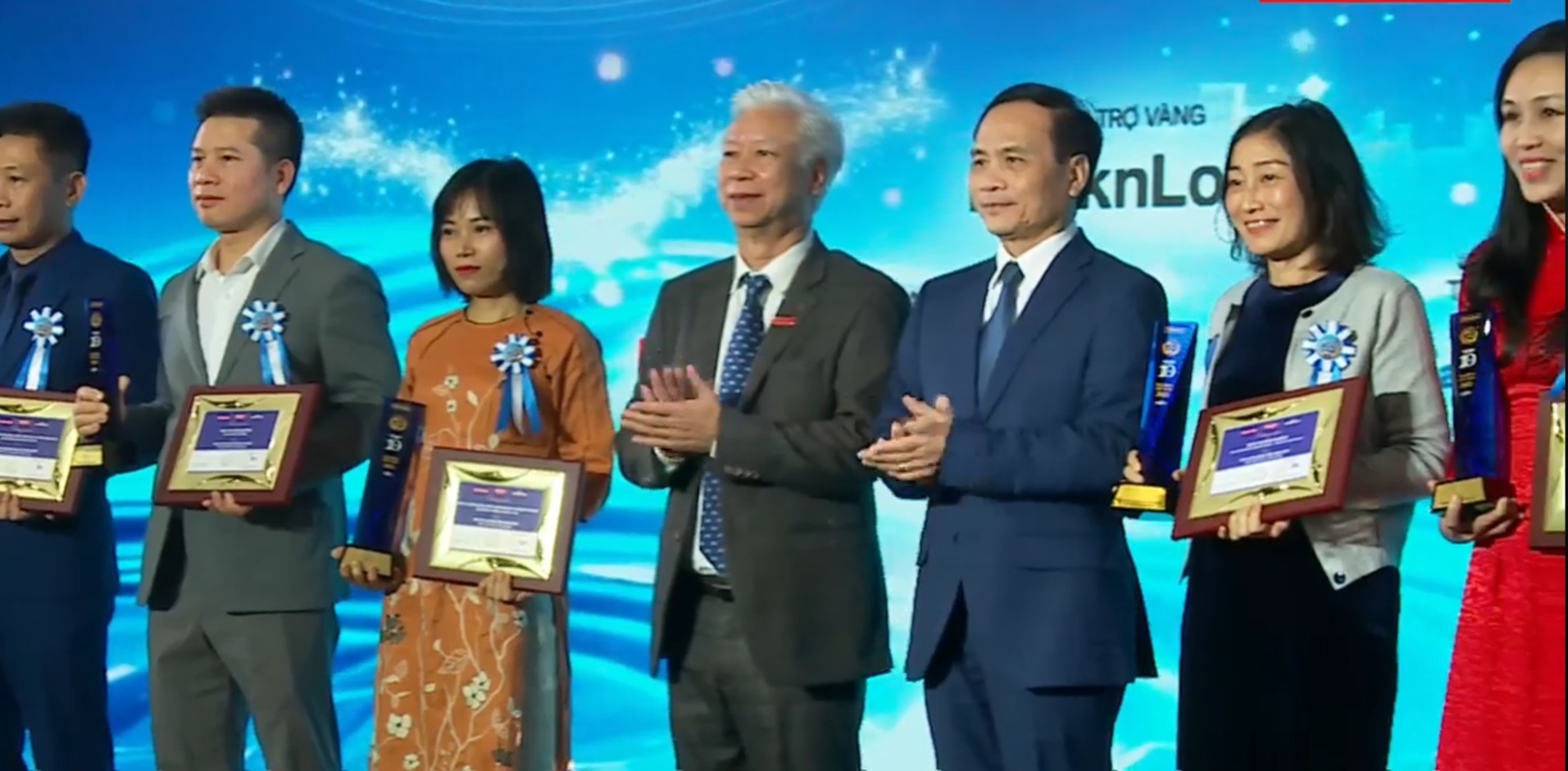 Top 10 sản phẩm, dịch vụ ng&agrave;nh Chăm s&oacute;c sức khỏe &ndash; Dịch vụ nghỉ dưỡng gồm: Dầu gấc vi&ecirc;n nang Vinaga - DHA/C&ocirc;ng ty TNHH Chế biến Dầu thực vật v&agrave; Thực phẩm Việt Nam;&nbsp;H&agrave; Thủ &Ocirc; Phạm Gia Gold 3+/C&ocirc;ng ty TNHH Sản xuất v&agrave; Xuất nhập khẩu Nguy&ecirc;n H&agrave; - Phạm Gia;&nbsp;Thuốc đ&ocirc;ng dược Long huyết P/H/C&ocirc;ng ty TNHH Đ&ocirc;ng dược Ph&uacute;c Hưng;&nbsp;Khương Thảo Đan Gold/C&ocirc;ng ty Cổ phần Dược phẩm Th&aacute;i Minh; Sản phẩm chăm s&oacute;c răng miệng thảo mộc&nbsp;SPLAT/C&ocirc;ng ty Cổ phần Gaia Consumer; Dịch vụ nghỉ dưỡng/Flamingo C&aacute;t B&agrave; Resorts; Dịch vụ nghỉ dưỡng/Furama Resorts &amp; Villa Đ&agrave; Nẵng; Dịch vụ nghỉ dưỡng/Emeralda Resort Tam Cốc; Dịch vụ nghỉ dưỡng chữa l&agrave;nh Healing Yourself Retreat/Alba Wellness Valley By Fusion - Huế; Dịch vụ nghỉ dưỡng/New World Hoiana Beach Resort - The Best Family Resort.&nbsp;