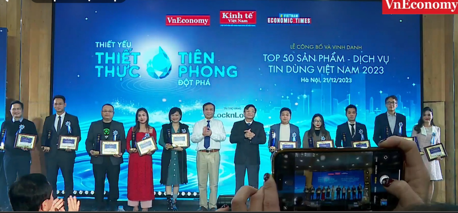 Top 10 sản phẩm, dịch vụ ngành công nghệ gồm: Siêu ứng dụng MoMo; KiotViet - Phần mềm quản lý bán hàng/Công ty Cổ phần Công nghệ KiotViet; VNPAY Taxi - Nền tảng gọi taxi trên ứng dụng ngân hàng và Ví VNPAY/Công ty Cổ phần Giải pháp thanh toán Việt Nam; Cốc Cốc AI Chat/Công ty TNHH Cốc Cốc; Nền tảng công nghệ Gojek/Gojek Việt Nam; Không gian làm việc số GapoWork/Công ty Cổ phần Công nghệ Gapo; Nền tảng giao dịch chứng khoán Entrade X/Công ty Cổ phần Chứng khoán DNSE; Phần mềm học tiếng Anh ELSA Speak/Công ty TNHH ELSA; Website thương mại điện tử Timostore/Công ty Cổ phần TIMO Việt Nam; Giải pháp công nghệ VR 360/VR PLUS.