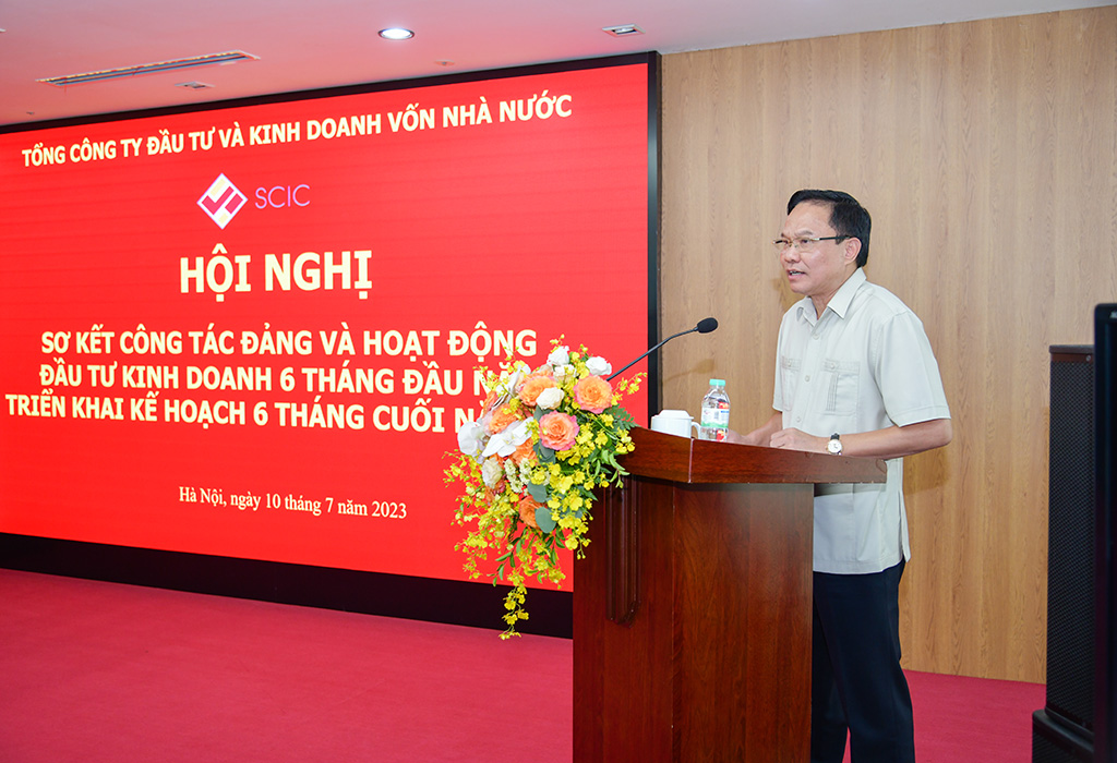 Đồng chí Lê Văn Châu – Phó bí thư Đảng ủy Khối DNTW phát biểu tại hội nghị