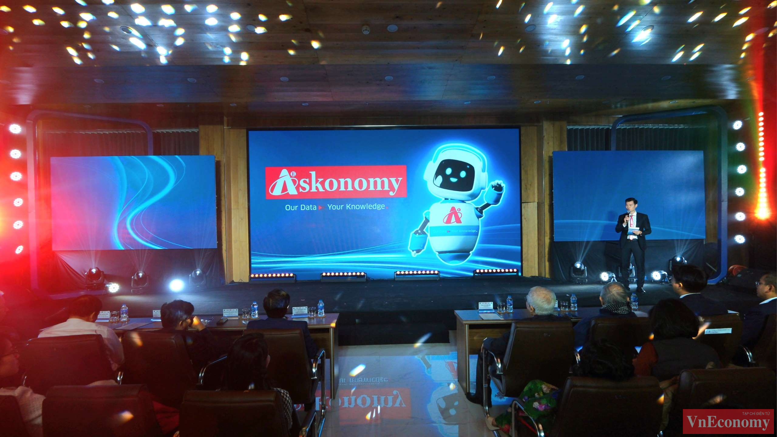 Tạp ch&iacute; Kinh tế Việt Nam &ndash; VnEconomy giới thiệu Tin D&ugrave;ng Virtual Expo v&agrave; ứng dụng Askonomy, từ đ&oacute; sử dụng c&aacute;c c&ocirc;ng nghệ mới như Tr&iacute; tuệ Nh&acirc;n tạo, Thực tế ảo v&agrave;o trong c&aacute;c hoạt động hỗ trợ truyền th&ocirc;ng cho c&aacute;c tổ chức v&agrave; doanh nghiệp.