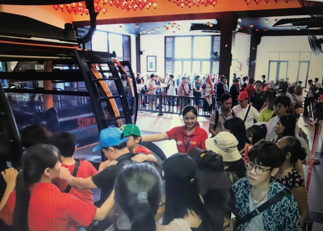 Kh&aacute;ch du lịch đi c&aacute;p treo l&ecirc;n đỉnh n&uacute;i B&agrave; N&agrave;&nbsp; nghỉ dưỡng ng&agrave;y c&agrave;ng đ&ocirc;ng.