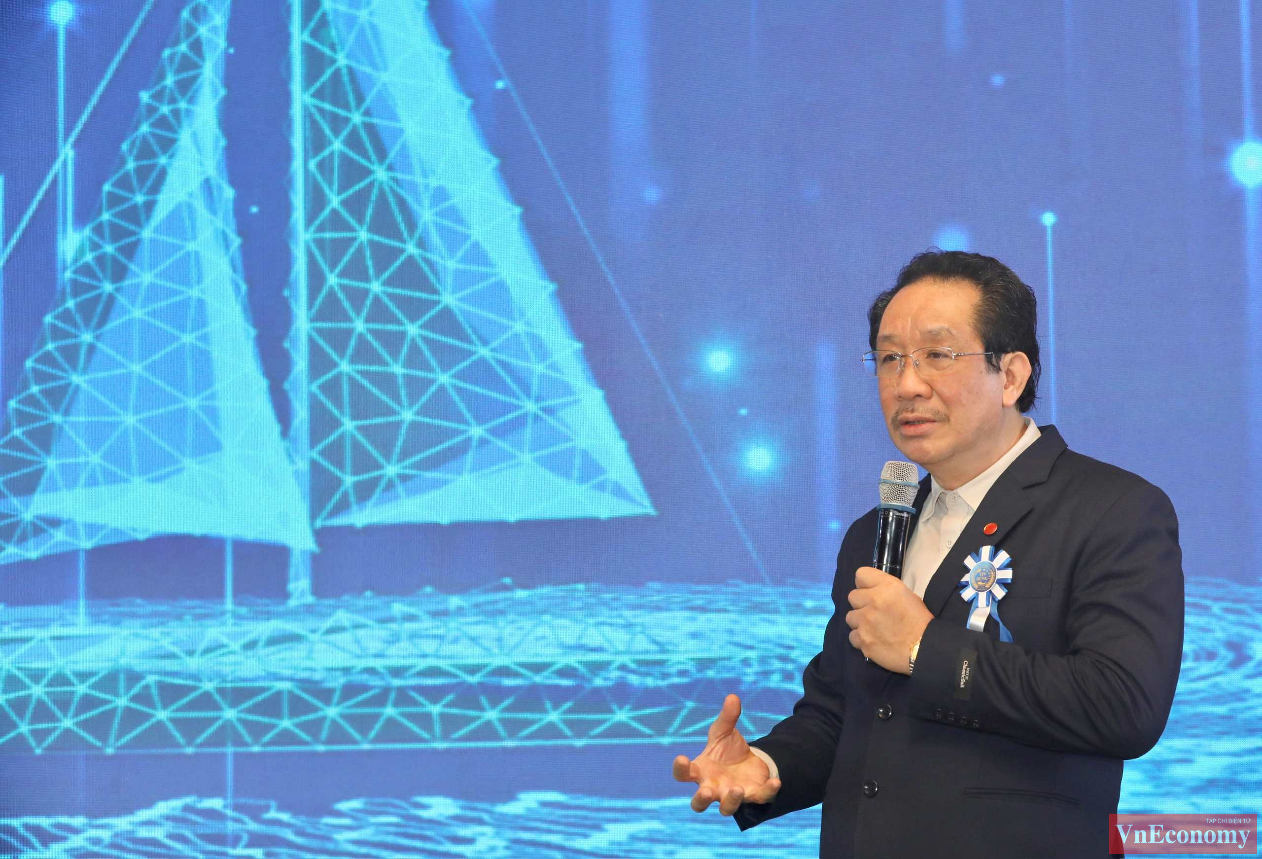 Ông Nguyễn Đoàn Kết, Phó Chủ tịch HĐQT Công ty CP Bóng đèn Phích nước Rạng Đông c,hia sẻ về hệ sinh thái ngành thiết bị chiếu sáng và nhà thông minh với phần thuyết trình mang tên: “Du hành cùng ánh sáng”.