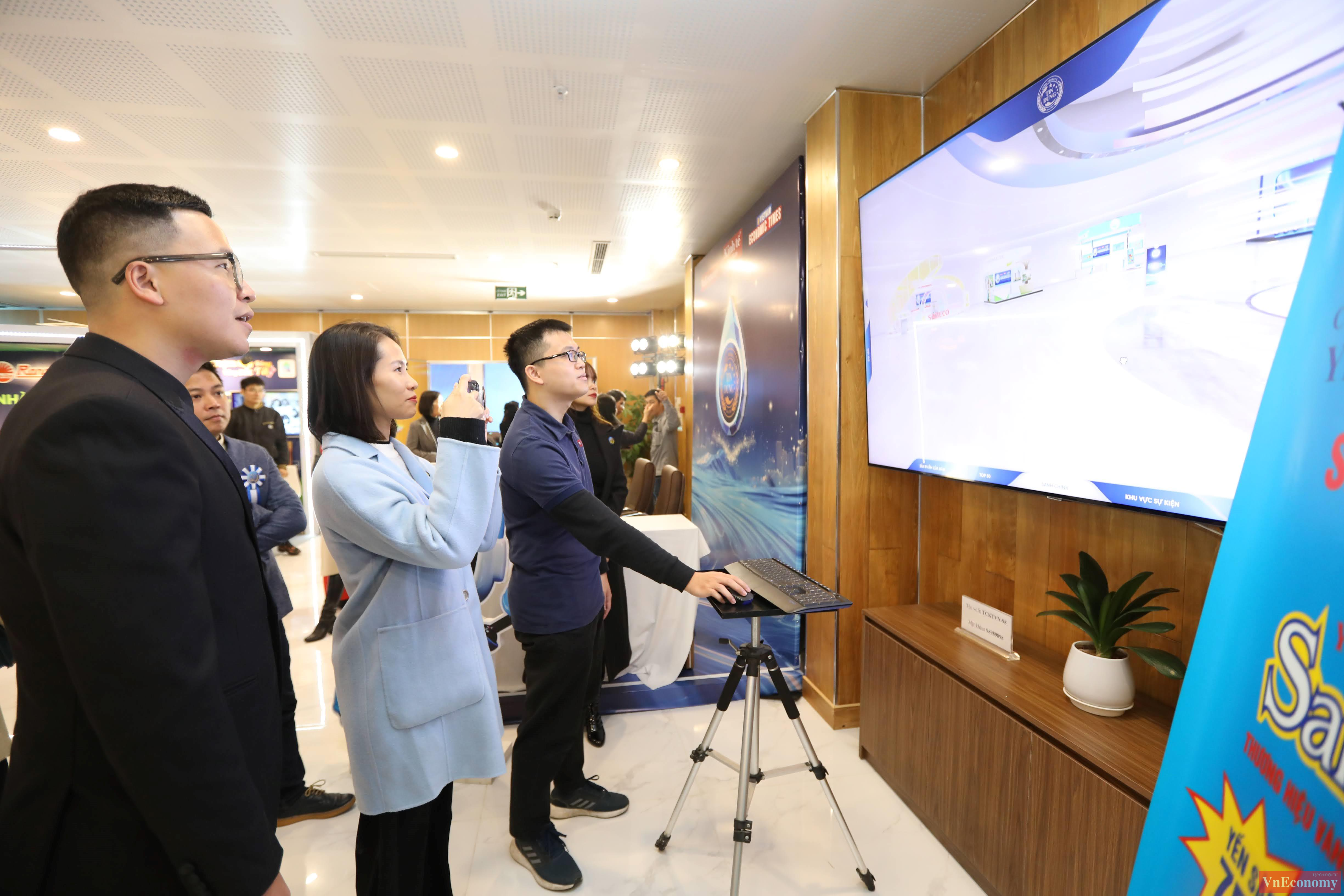 Khách mời “tham quan” không gian Triển lãm ảo Tin Dùng Virtual Expo của Tạp chí Kinh tế Việt Nam.
