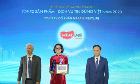 Đại diện Công ty Cổ phần Masan MEATLife nhận giải thưởng Top 10 Tin Dùng Việt Nam 2023.