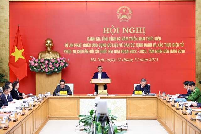 Thủ tướng chủ trì Hội nghị trực tuyến toàn quốc đánh giá tình hình 2 năm triển khai thực hiện Đề án 06 chiều 21/12. Ảnh: VGP/Nhật Bắc.