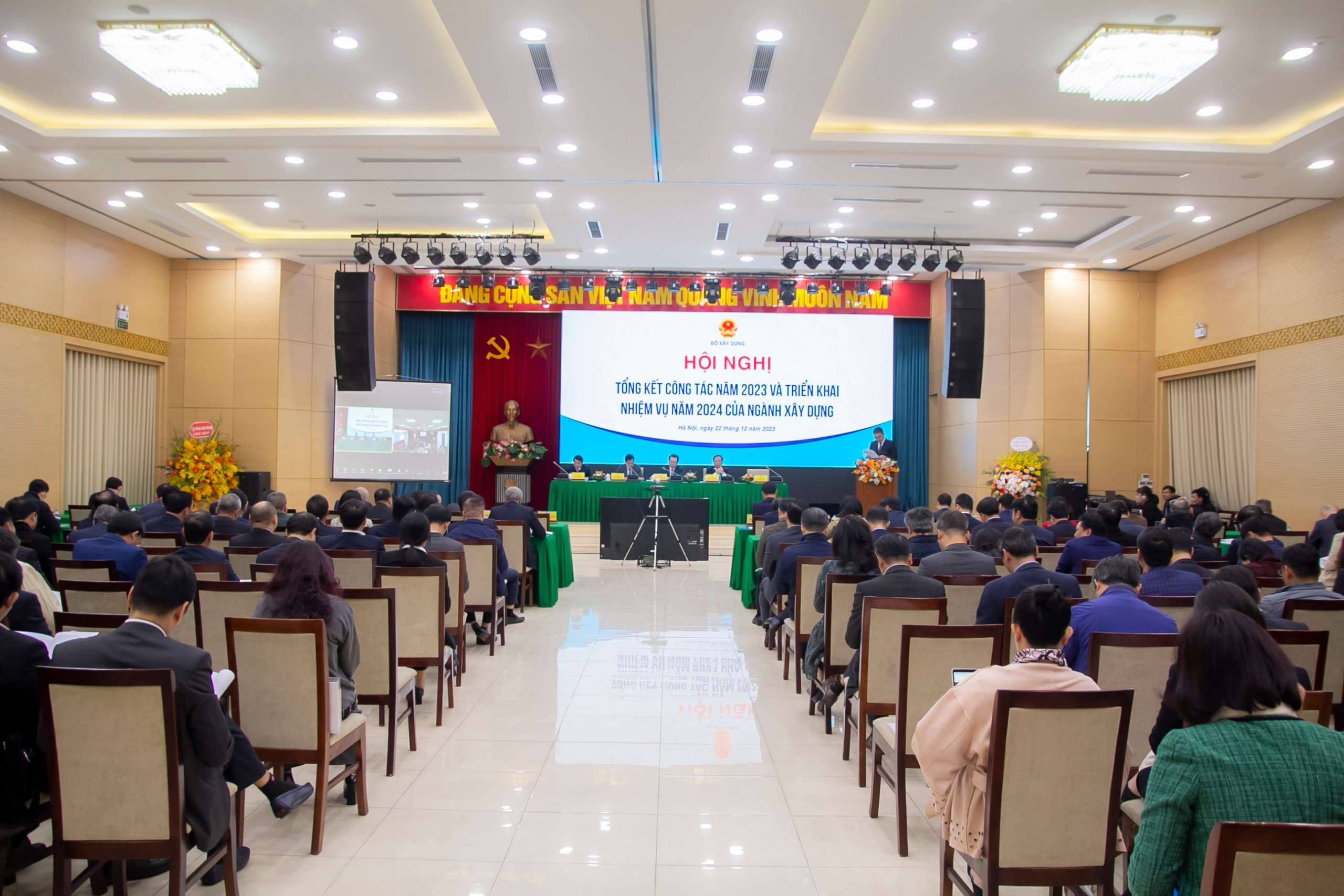 To&agrave;n cảnh Hội nghị tổng kết c&ocirc;ng t&aacute;c năm 2023 v&agrave; triển khai nhiệm vụ năm 2024 của ng&agrave;nh X&acirc;y dựng