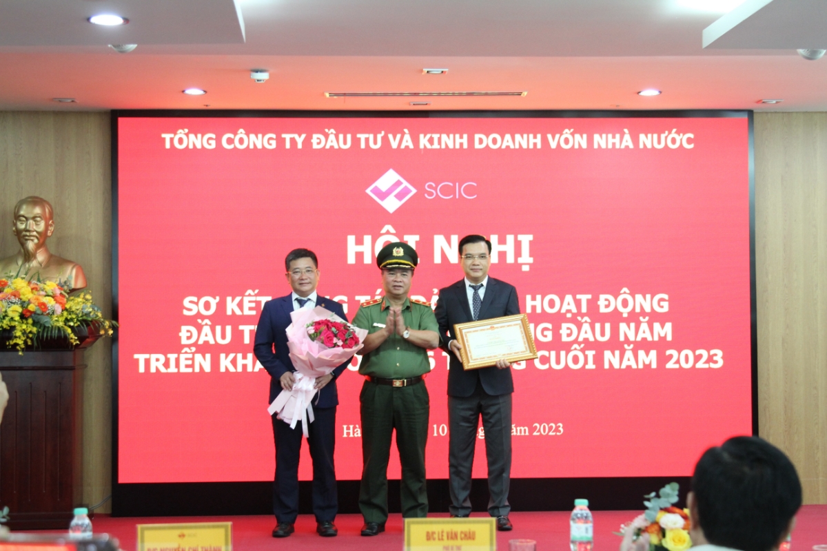SCIC đ&oacute;n nhận Bằng khen Bộ trưởng Bộ C&ocirc;ng an đối với tập thể Tổng c&ocirc;ng ty về việc &ldquo;Đ&atilde; c&oacute; th&agrave;nh t&iacute;ch xuất sắc trong phong tr&agrave;o to&agrave;n d&acirc;n bảo vệ an ninh Tổ quốc&rdquo;