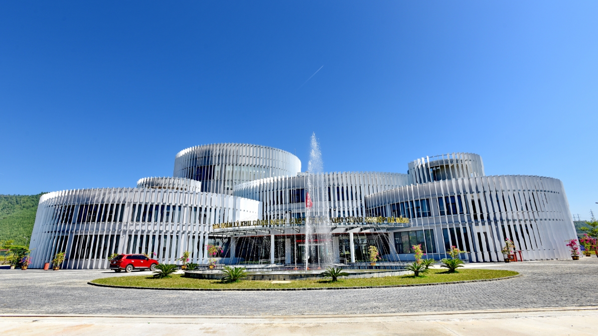 Khu c&ocirc;ng nghệ cao Đ&agrave; Nẵng đang thu h&uacute;t nhiều nh&agrave; đầu tư sản xuất c&aacute;c sản phẩm linh kiện c&ocirc;ng nghệ ti&ecirc;n tiến. Ảnh Ng&ocirc; Anh Văn