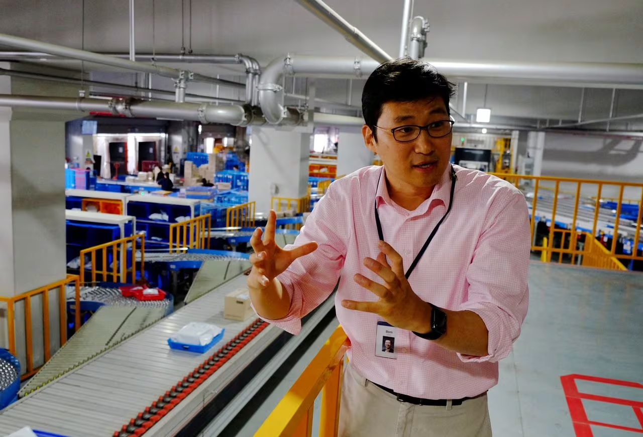 Bom Kim, CEO của nh&agrave; b&aacute;n lẻ thương mại điện tử Coupang, ph&aacute;t biểu tại một nh&agrave; kho ở Seoul.