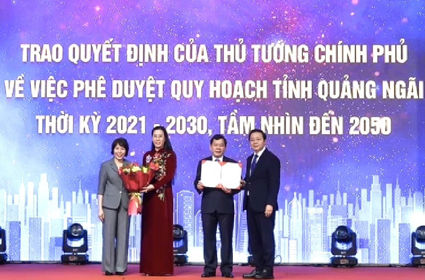 Phó thủ tướng Trần Hồng Hà trao Quyết định phê duyệt Quy hoạch tỉnh Quảng Ngãi thời kỳ 2021-2030, tầm nhìn đến năm 2050 cho lãnh đạo tỉnh Quảng Ngãi.