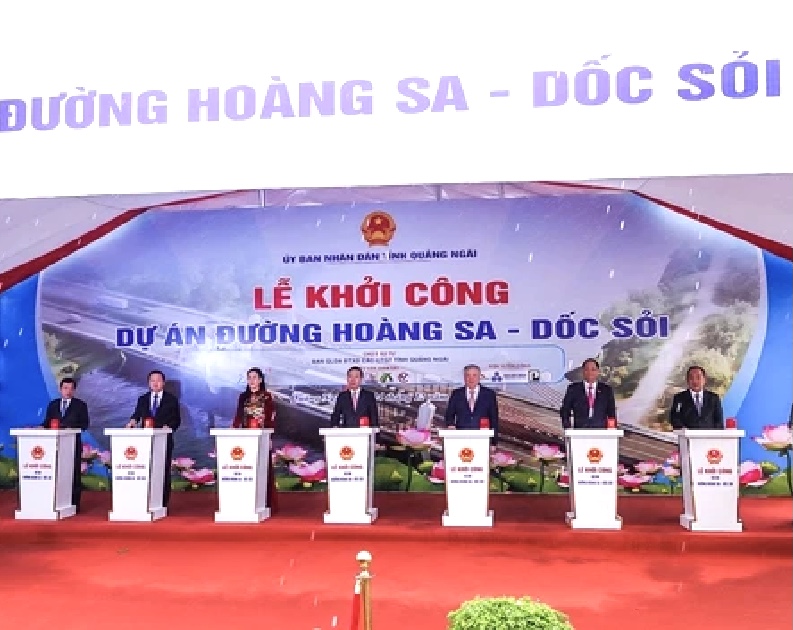 Chủ tịch nước Võ Văn Thưởng và các đồng chí lãnh đạo Trung ương, tỉnh Quảng Ngãi thực hiện nghi thức khởi công đường Hoàng Sa-Dốc Sỏi.