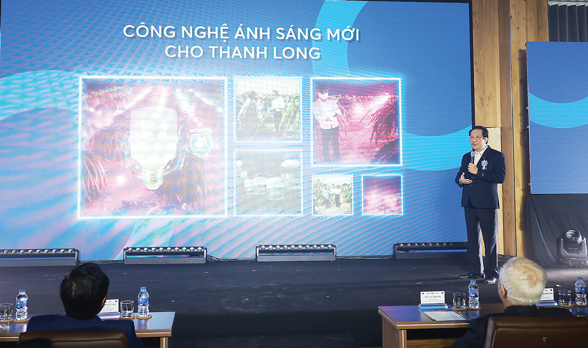 Ông Nguyễn Đoàn Kết, Phó Chủ tịch HĐQT Công ty CP Bóng đèn Phích nước Rạng Đông chia sẻ về hệ sinh thái ngành thiết bị chiếu sáng và nhà thông minh với phần thuyết trình mang tên: “Du hành cùng ánh sáng”.