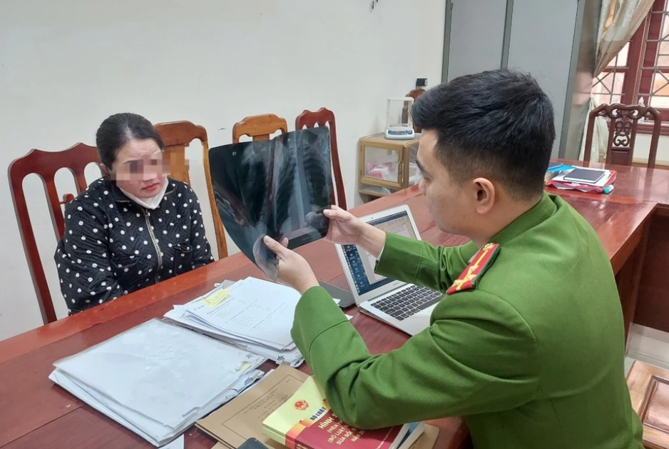 Cán bộ Công an huyện Diễn Châu lấy lời khai đối tượng N.T.H.