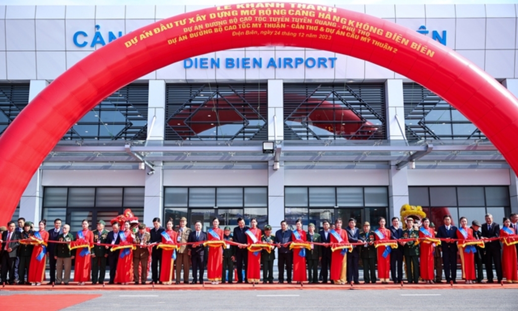 Thủ tướng Phạm Minh Chính và các đại biểu cắt băng khánh thành dự án - Ảnh VGP.