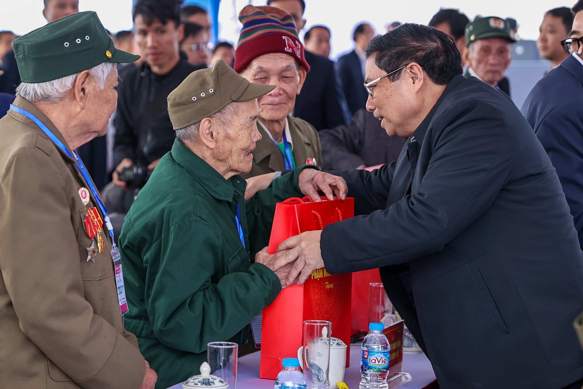 Thủ tướng tặng qu&agrave; cho c&aacute;c cựu chiến binh chiến trường Điện Bi&ecirc;n Phủ năm xưa.