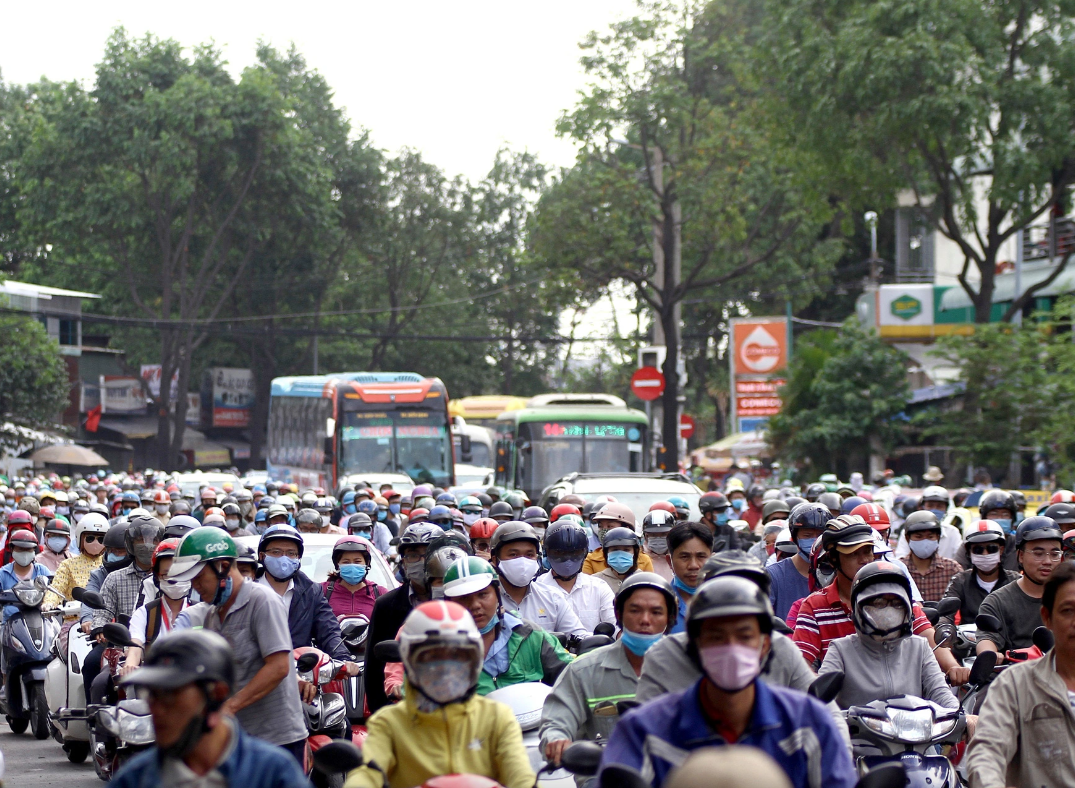 Nhiều thành phố lớn rơi vào tình trạng ô nhiễm không khí nghiêm trọng do phương tiện giao thông xả khí thải.