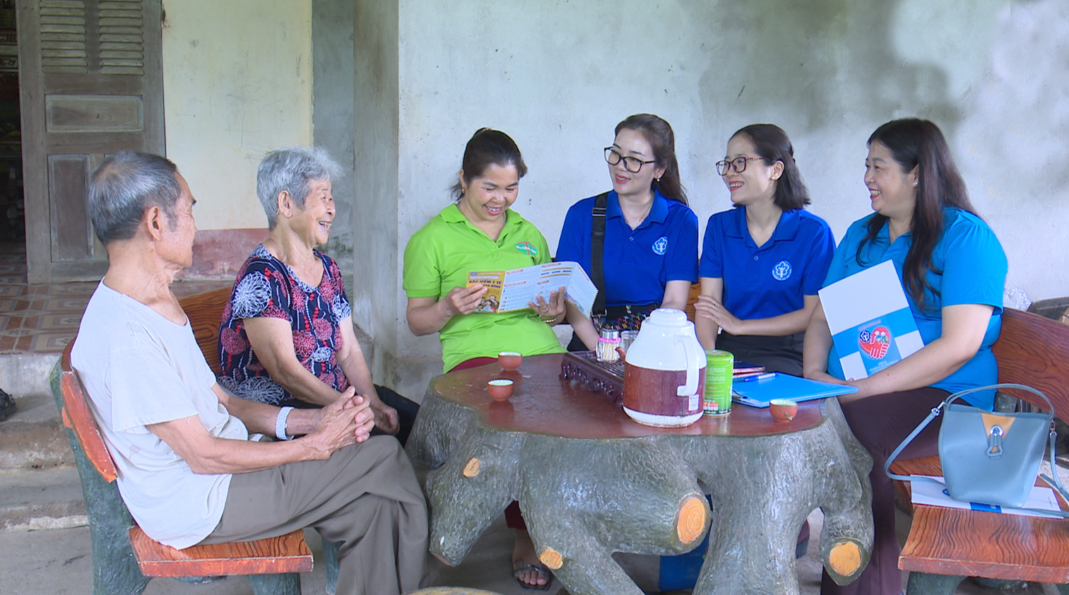 Tư vấn ch&iacute;nh s&aacute;ch bảo hiểm x&atilde; hội đ&atilde; đến từng ng&otilde;, g&otilde; từng nh&agrave;. Ảnh: DH