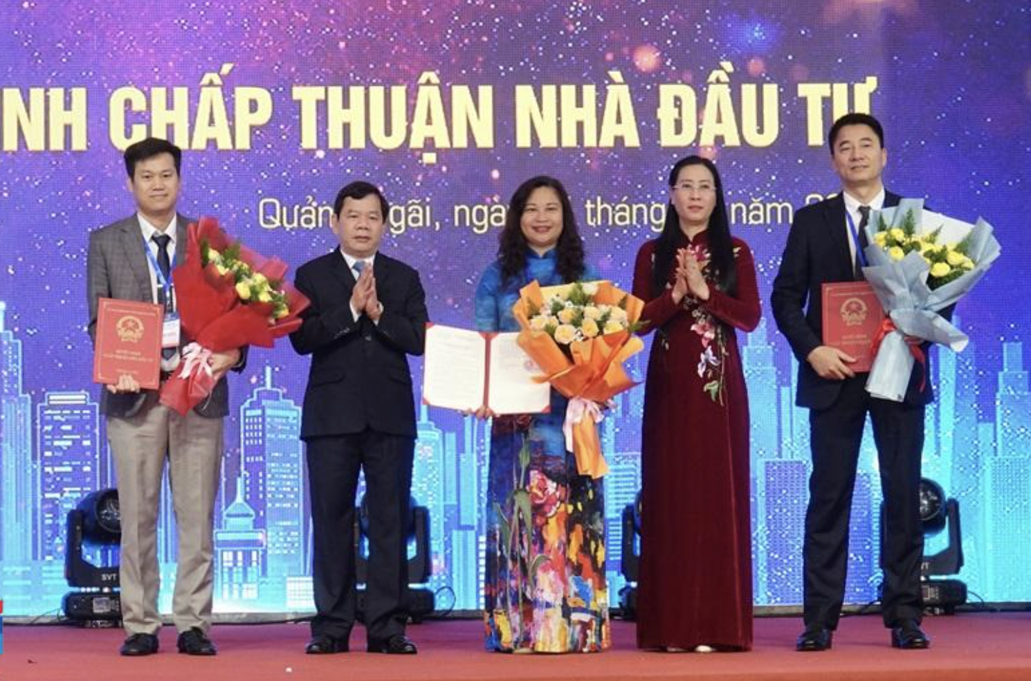 Lãnh đạo tỉnh Quảng Ngãi  trao Quyết định chủ trương đầu tư, chấp thuận nhà đầu tư cho 3 dự án có tổng vốn đầu tư gần 14 nghìn tỷ đồng - Ảnh: Báo Quảng Ngãi