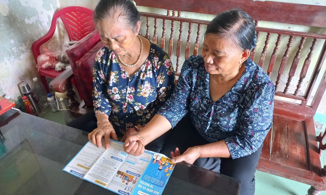 Người dân được tư vấn lợi ích khi tham gia bảo hiểm xã hội tự nguyện. Ảnh: DH