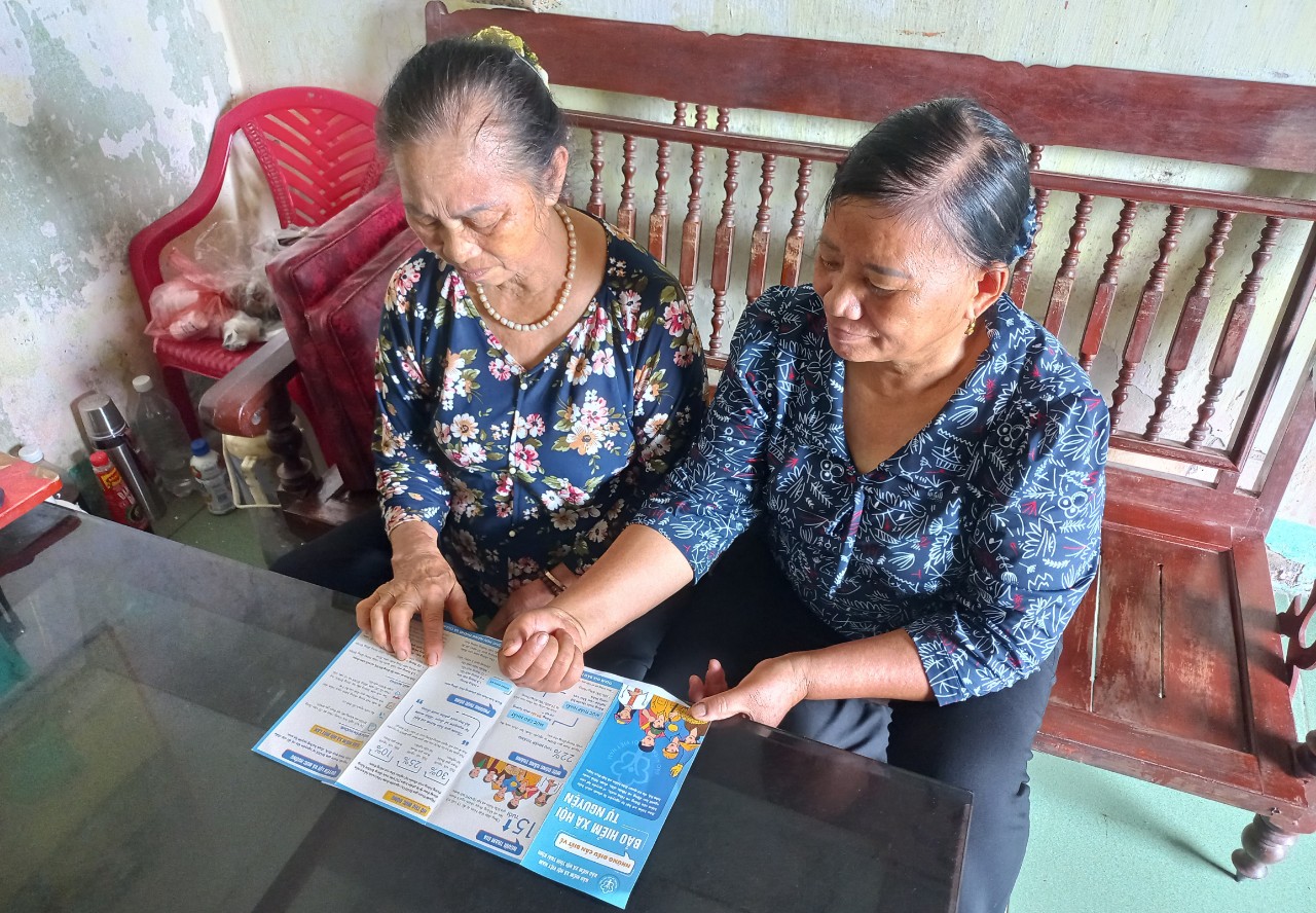 Người dân được tư vấn lợi ích khi tham gia bảo hiểm xã hội tự nguyện. Ảnh: DH