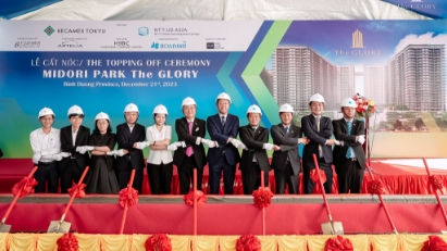 Topping off ceremony for MIDORI PARK The GLORY held 