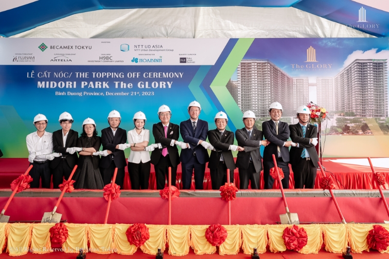 Topping off ceremony for MIDORI PARK The GLORY held 