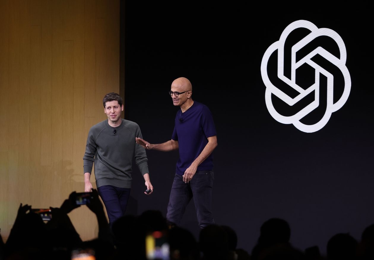 Sam Altman, tr&aacute;i, v&agrave; Gi&aacute;m đốc điều h&agrave;nh Microsoft Satya Nadella trong buổi giới thiệu tại một sự kiện ở San Francisco v&agrave;o th&aacute;ng trước