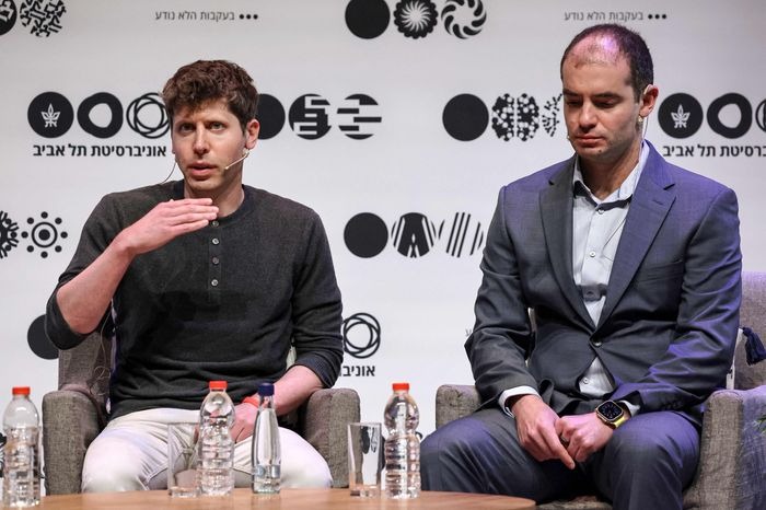 Sam Altman, trái, và nhà khoa học trưởng OpenAI Ilya Sutskever phát biểu tại Tel Aviv vào tháng 6