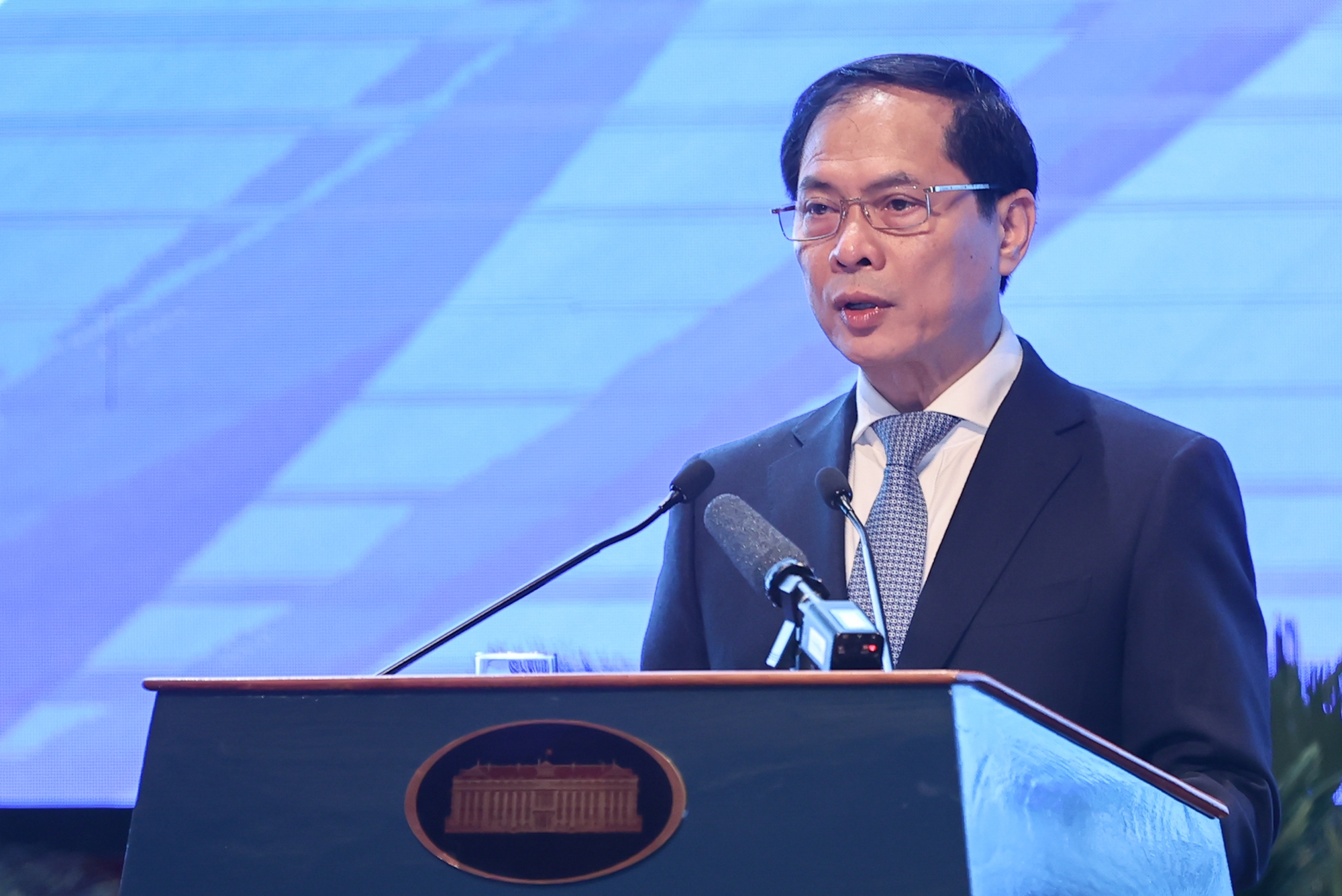 Bộ trưởng Bộ Ngoại giao Bùi Thanh Sơn chia sẻ về những thành tựu của ngành ngoại giao thời gian qua - Ảnh: VGP.