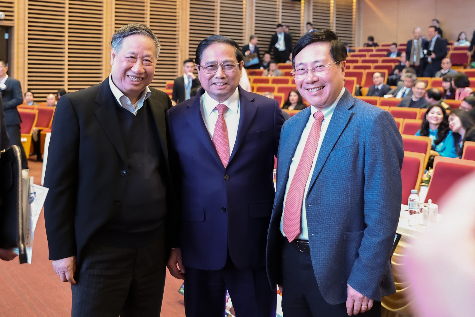 Thủ tướng thăm hỏi, tr&ograve; chuyện với l&atilde;nh đạo, c&aacute;n bộ ngoại giao qua c&aacute;c thời kỳ - Ảnh: VGP.