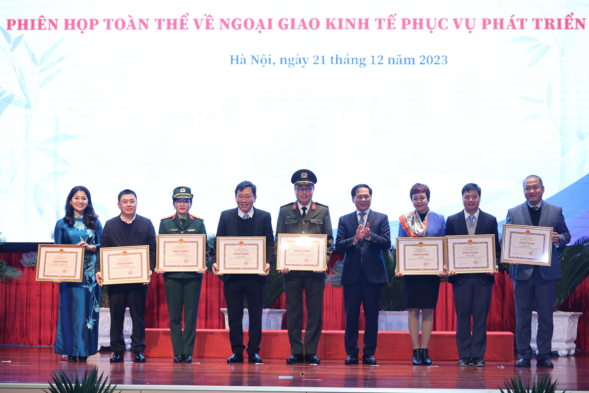 Bộ trưởng Bộ Ngoại giao Bùi Thanh Sơn trao bằng khen cho các tập thể và cá nhân có thành tích xuất sắc - Ảnh: VGP.