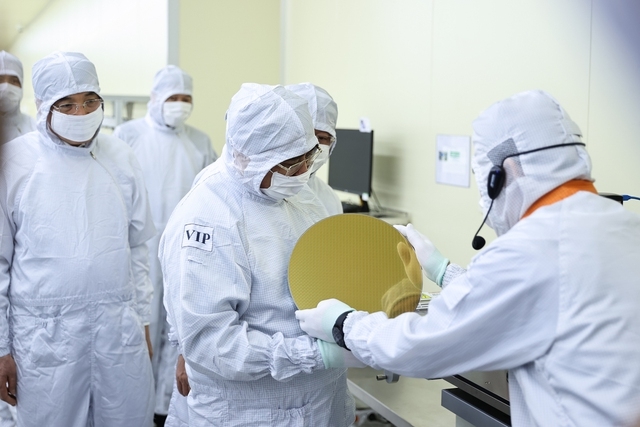 PM visits first semiconductor chip manufacturer in Vietnam’s north