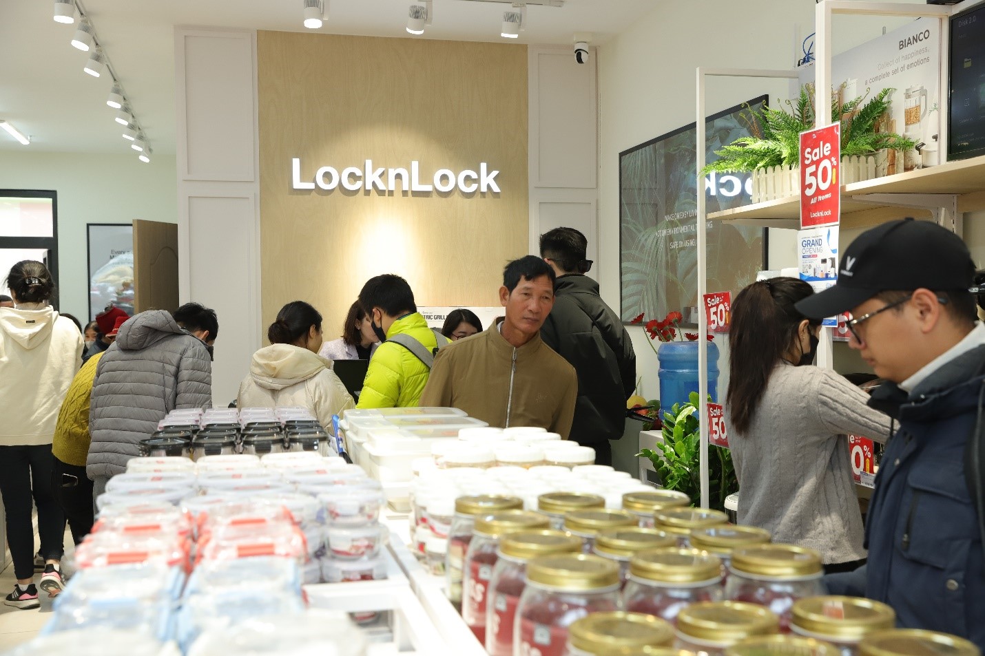 Kh&aacute;ch h&agrave;ng mua sắm tại cửa h&agrave;ng LocknLock nhượng quyền.