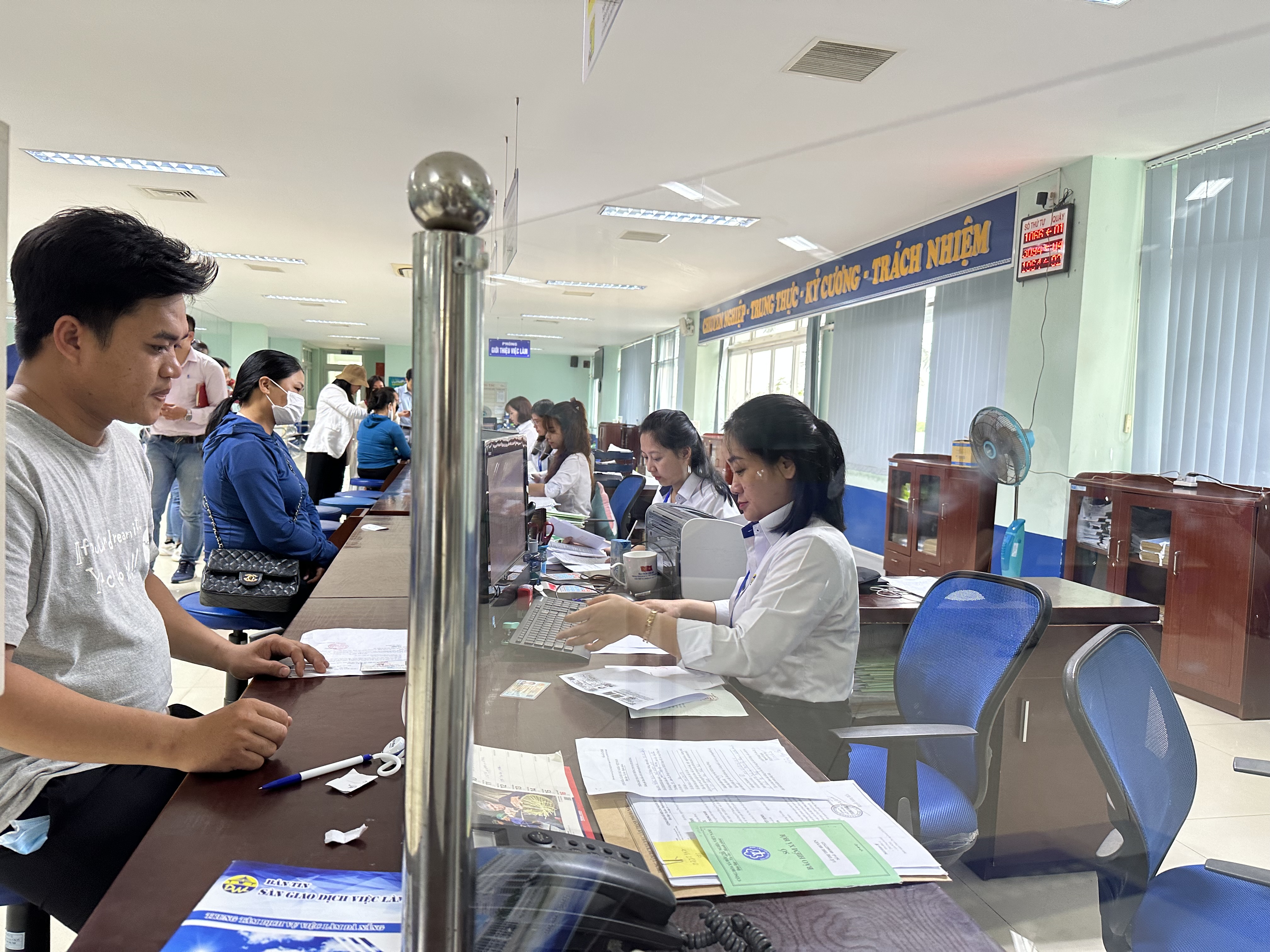 Người lao động kh&ocirc;ng nhận bảo hiểm x&atilde; hội một lần sẽ được hưởng c&aacute;c quyền lợi bổ sung. Ảnh: Dũng Hiếu.