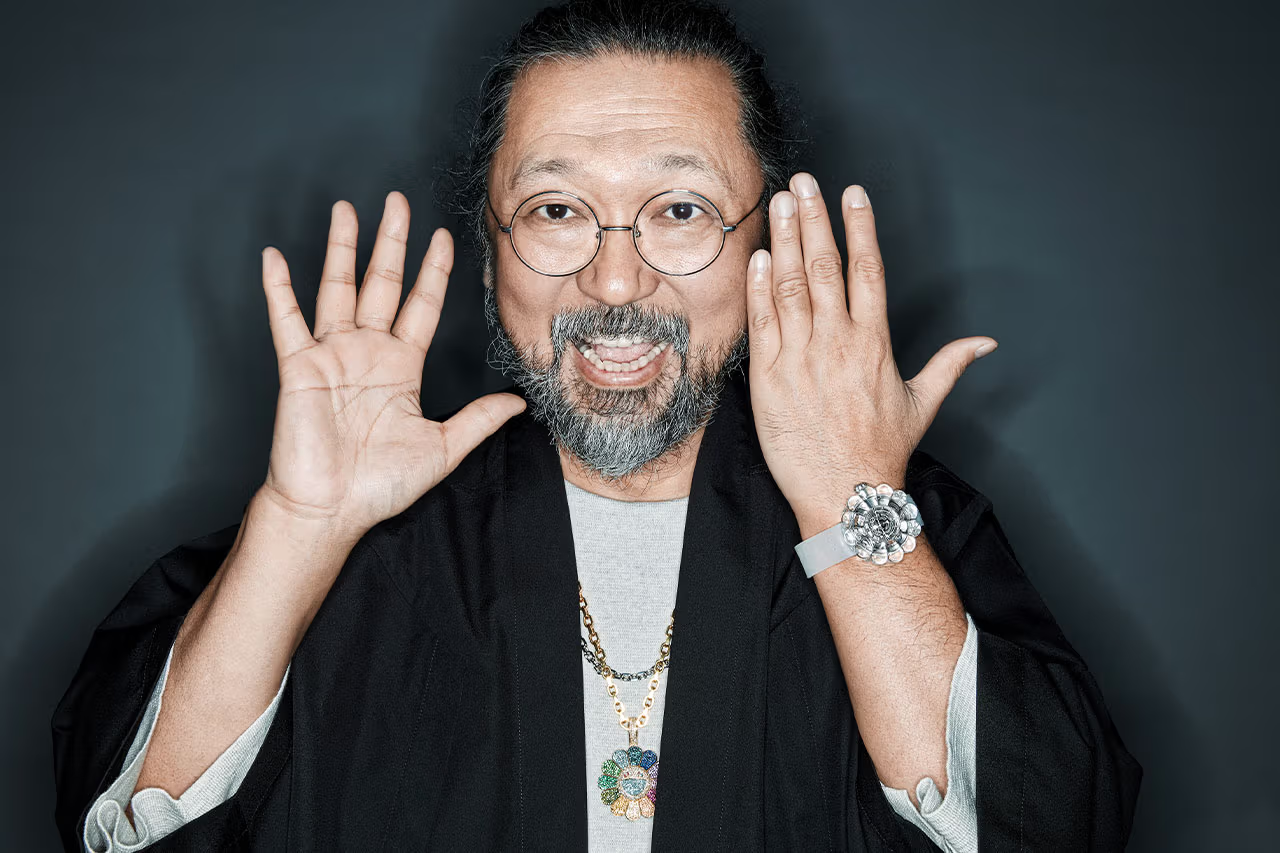 Nghệ sĩ Nhật Bản Takashi Murakami và chiếc đồng hồ Hublot MP-15 Takashi Murakami Tourbillon Sapphire trên cổ tay.