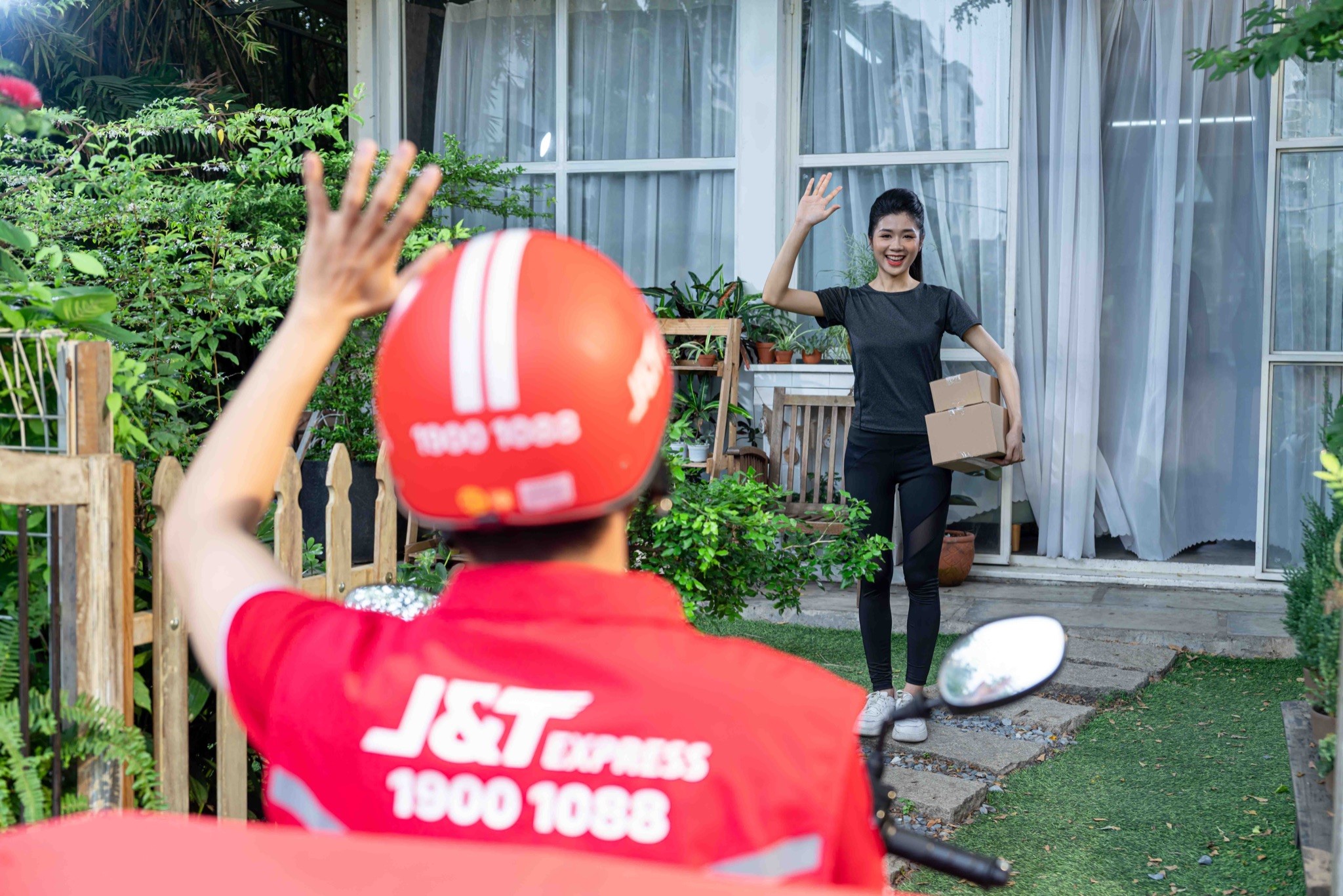 J&T Express đồng h&agrave;nh c&ugrave;ng nh&agrave; b&aacute;n h&agrave;ng chinh phục th&agrave;nh c&ocirc;ng tr&ecirc;n h&agrave;nh tr&igrave;nh kinh doanh online.