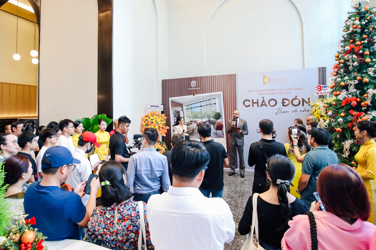 Lễ bàn giao chính thức diễn ra vào sáng 23/12 với sự tham gia của hàng trăm cư dân đã và sẽ nhận nhà.