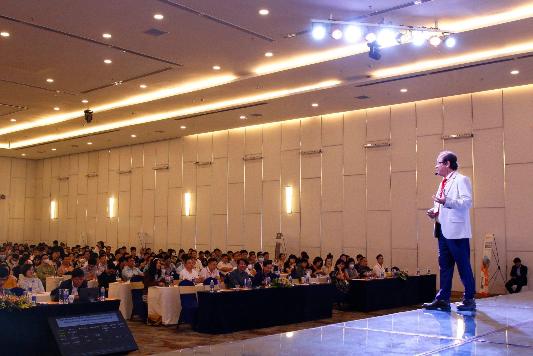 BS Võ Văn Nhân báo cáo tại hội nghị “VIETDANG SYMPOSIUM 2023: Tái tạo và xử lý biến chứng trong implant nha khoa”.