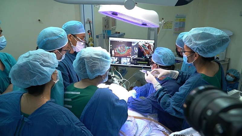 TS BS Võ Văn Nhân phẫu thuật cho bệnh nhân không răng bẩm sinh.