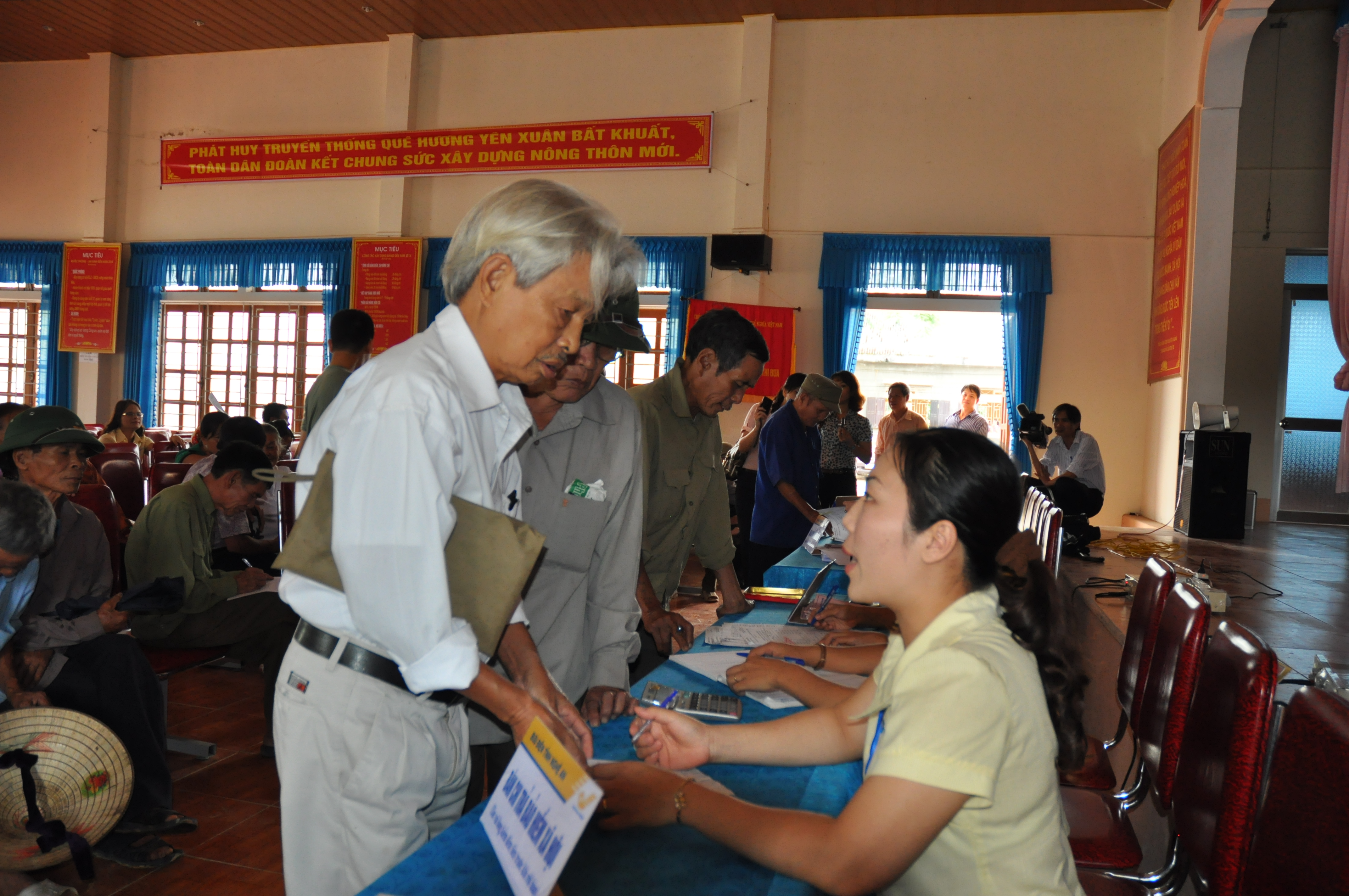 Nếu giảm tỷ lệ đóng bảo hiểm xã hội xuống đồng nghĩa với việc phải giảm tỷ lệ hưởng các chế độ bảo hiểm, trong đó có lương hưu. Ảnh: Tuấn Dũng.