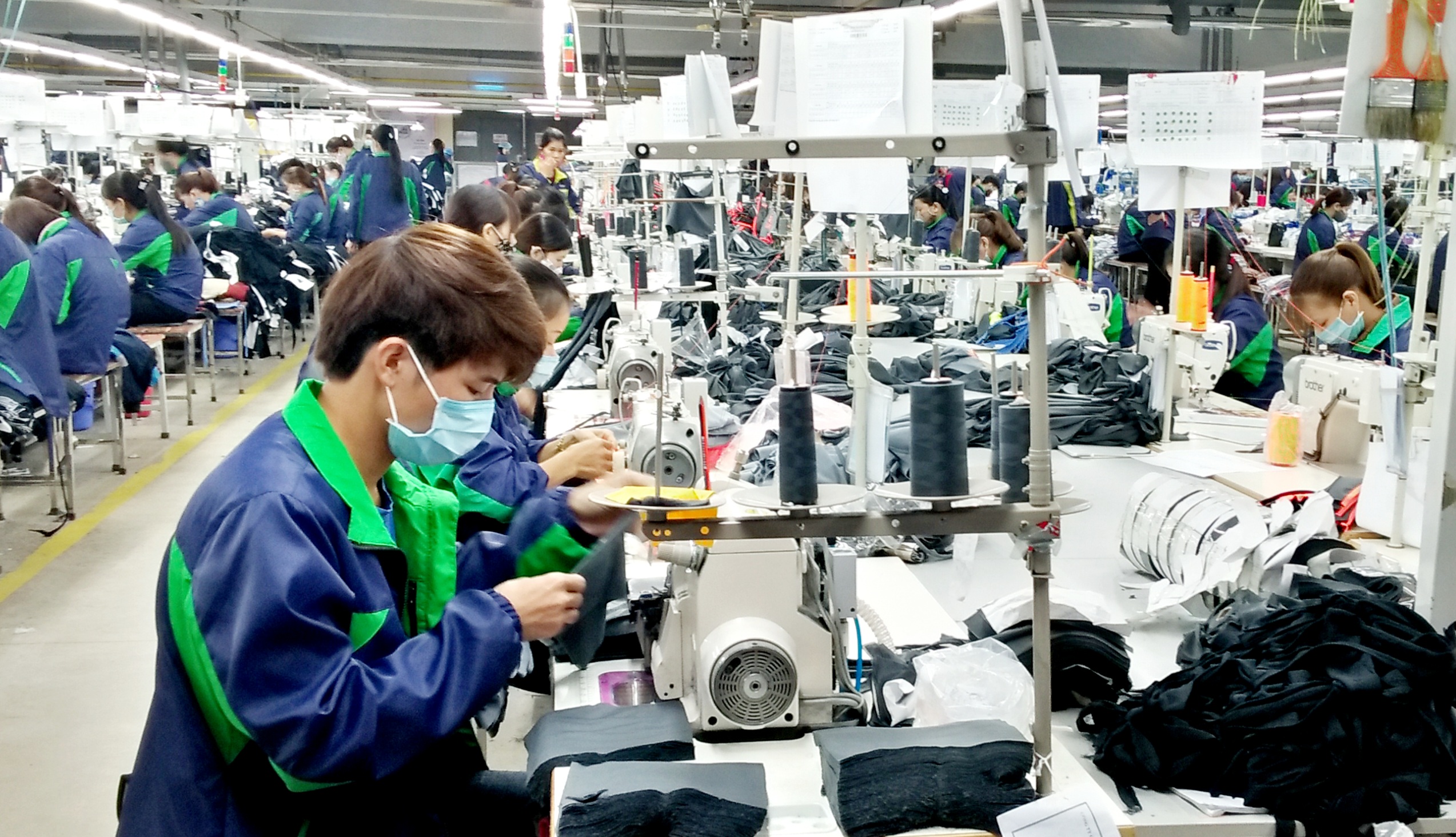 Việc công bố thưởng Tết sớm để người lao động yên tâm làm việc, gắn bó lâu dài với doanh nghiệp. Ảnh minh họa - N.Dương.